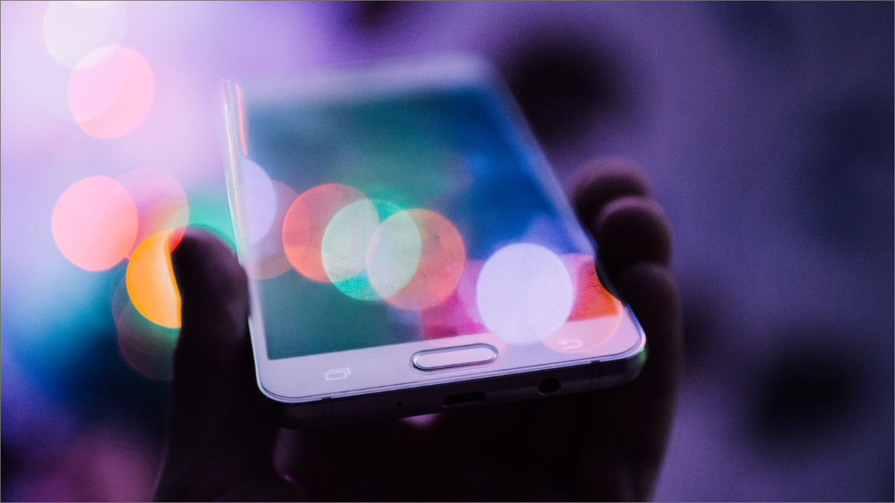 hand holding a phone